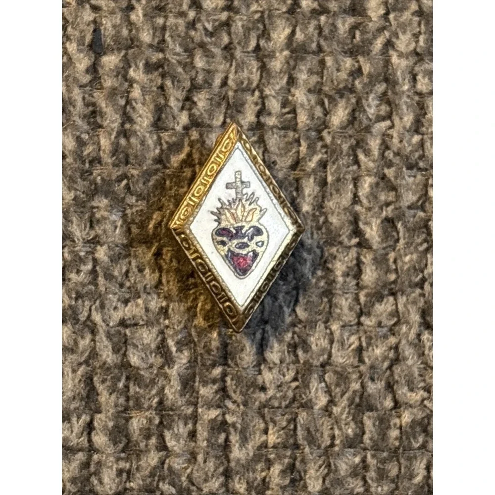 Vintage Sacred Heart of Jesus enamel pin gold Diamond shape NICE